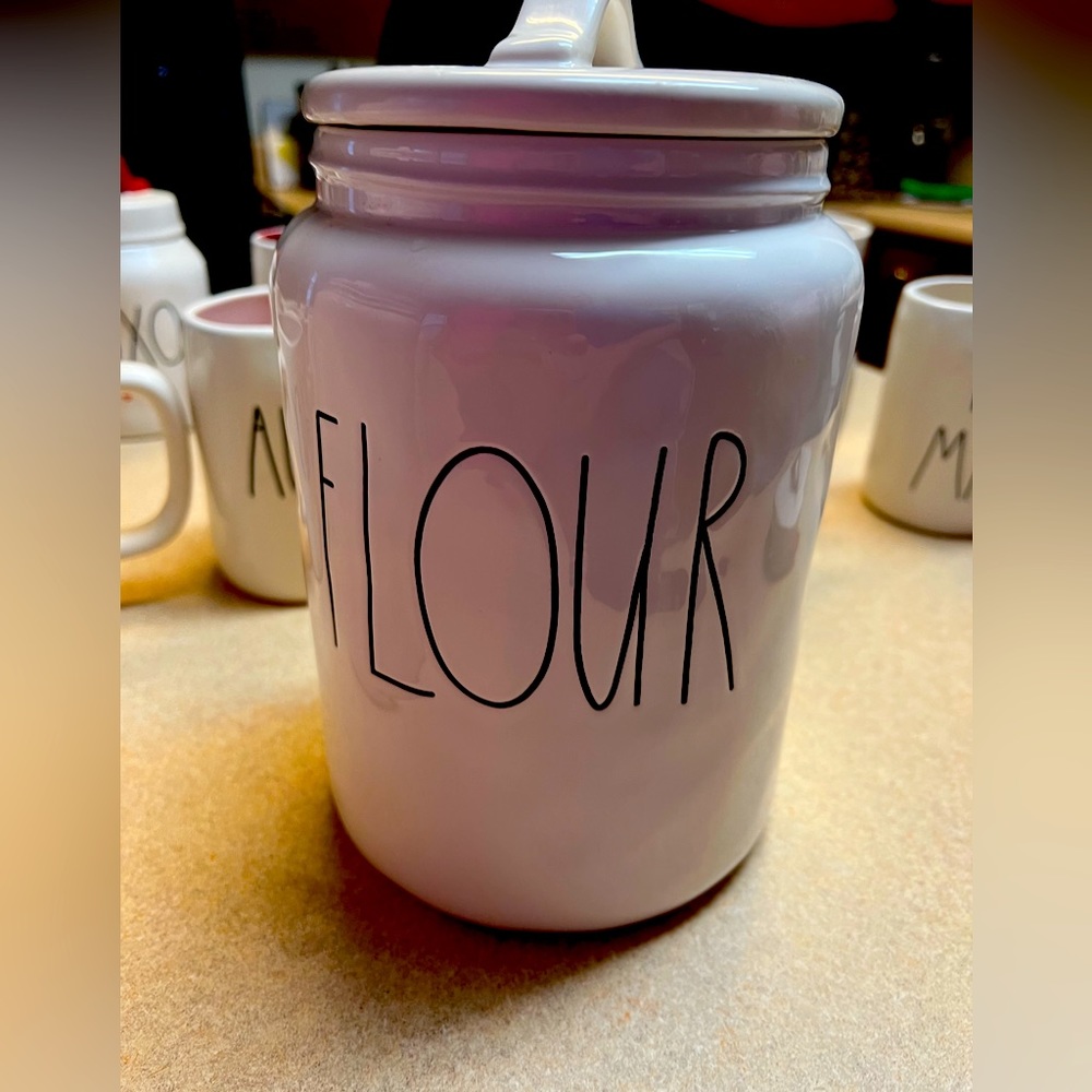 Rae Dunn Flour Canister- Like new